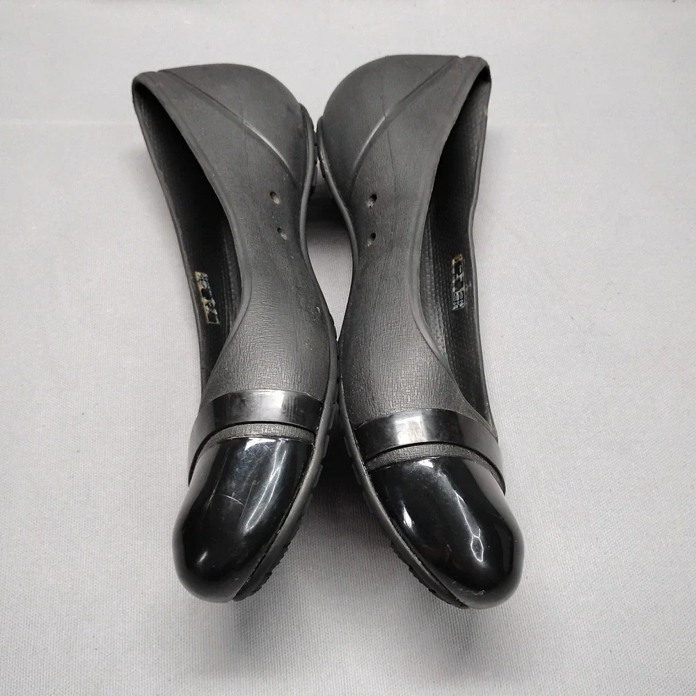 Crocs Womens 8 Cap Toe Flat Black Rubber Patent Cap Toe Slip On Shoes